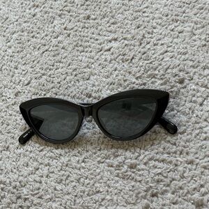 Chic Black Cat-Eye Sunglasses